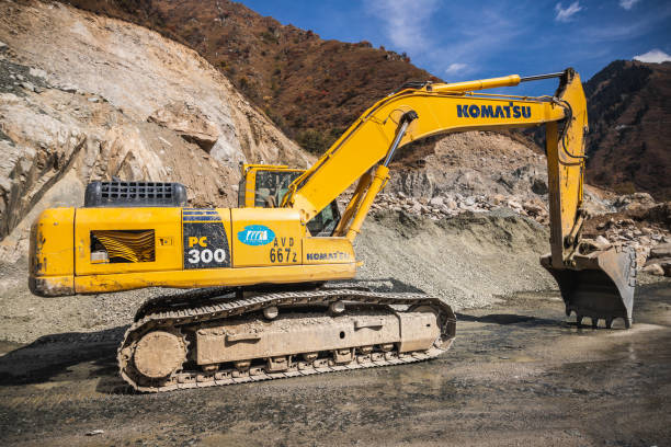 Excavator PC300 untuk Proyek Tambang, Cut and Fill, dan Pekerjaan Volume Besar