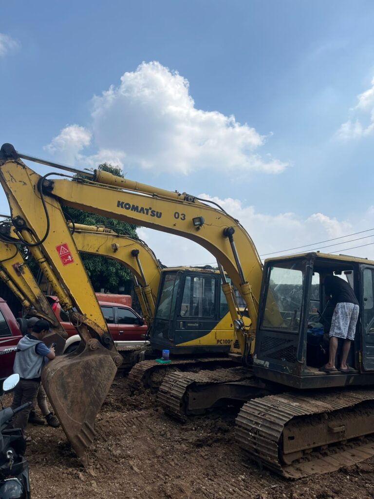 Armada Excavator PC100 Siap Kerja untuk Proyek Konstruksi