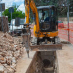 Mini Excavator PC50 Breaker menghancurkan aspal jalan lingkungan