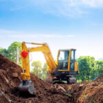 Excavator 7 ton bekerja di proyek drainase perkotaan