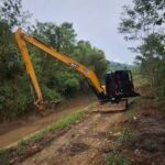 Excavator Long Arm PC75 siap kerja untuk normalisasi sungai