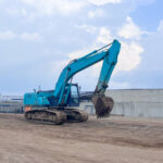 Excavator PC200 untuk proyek cut and fill gudang logistik di Karawaci Tangerang